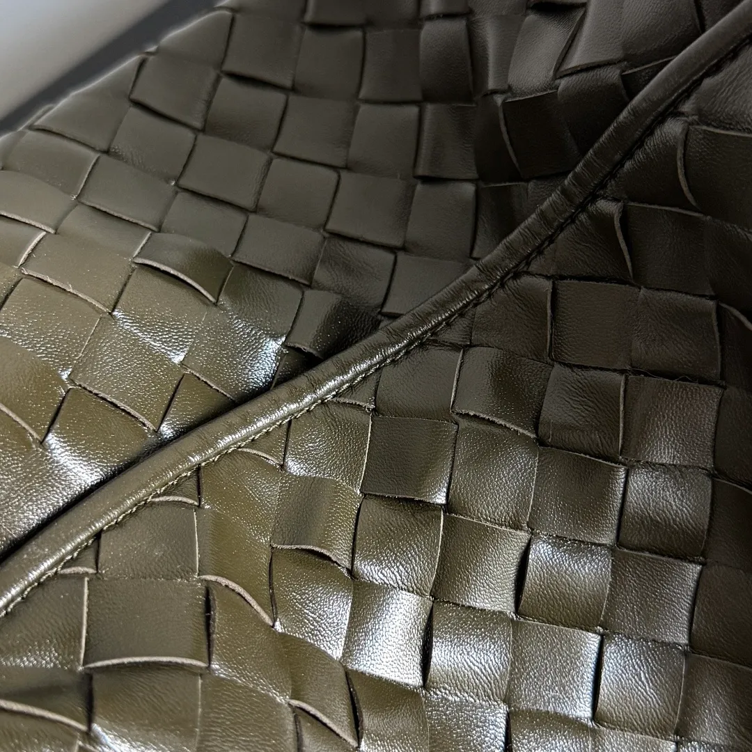 Batch 1960 It seems that this bag from BV has been popular recently ~ The new Hop is really not too beautiful. The whole bag has no seams. The bag body and handles are made of one piece of leather. It reflects the style and essence of Bottega Veneta. It truly represents craftsmanship and creativity. The large size has a very loose and lazy upper body. Big bag lovers will definitely not regret buying it. Style number: 796262 Size: 46*21*10cm